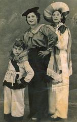 jour de carnaval le petit garcon mon oncle didier serra  au milieu et à droite ma tante dolorès